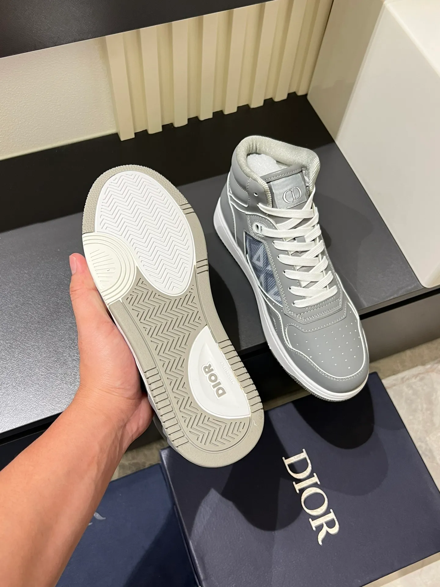 Men's shoes 💰p460 "Dio*" mid-top B27 casual sneakers. This B27 high-top sneaker is a new product in the series and continues Di*r's classic style. Crafted from gray and white smooth calf leather with beige and black Oblique print panels on the sides. The "CD Icon" shaped shoelace eyelets are clever and delicate, and the two-color rubber sole, rear collar and heel are all equipped with the brand's iconic details to enhance the style. Oblique printed straps at the ankle allow for an adjustable fit to complement the overall design. Fashionable and versatile, it can complement any look. Create an exquisite design with unique dynamic vitality and modern atmosphere, presented in low-top and high-top styles. This new must-have shoe adds a new dimension to Dior's archive heritage, embodying modern elegance. Purchase the original version and make it 1:1. If you need top quality, please come to me! Male 38-44!